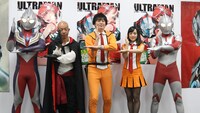 左からウルトラマンティガ、小峠英二、博多大吉、潘めぐみ、（初代）ウルトラマン。