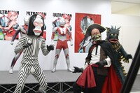 ニコニコ生放送の特別番組の様子。握手会に引き続き小峠は怪獣を引き連れてやってくるも、ウルトラマンの返り討ちに遭い「なんて日だ！」と絶叫。