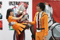 ニコニコ生放送の特別番組の様子。潘めぐみはウルトラマンティガにお姫様抱っこをねだり、見事その願いを叶えてもらった。すぐ泣き出してしまう潘に博多大吉は「普通に情緒不安定な人みたい」と苦笑。