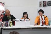 ニコニコ生放送の特別番組の様子。箱から出したお題に従ってモノマネを披露するコーナーでは、小峠があまりの難易度に「殺してください！」と頭を抱えていた。