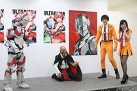 ニコニコ生放送の特別番組の様子。小峠が視聴者プレゼントのフィギュアを奪うも、「ULTRAMAN」の自作スーツに身を包んだちゃんゆう氏にあえなく取り押さえられる。