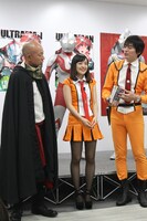 小峠は手つなぎデートが報じられた坂口杏里との関係について聞かれ、「この格好で語るんですか」と困惑顔。