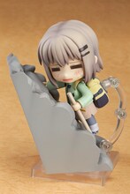 「ヘトヘト顔」で急勾配の斜面を登る「ねんどろいど 雪村あおい」。この角度、足を滑らせたらただではすまない。(c)しろ/アース・スターエンターテインメント/「ヤマノススメ」製作委員会