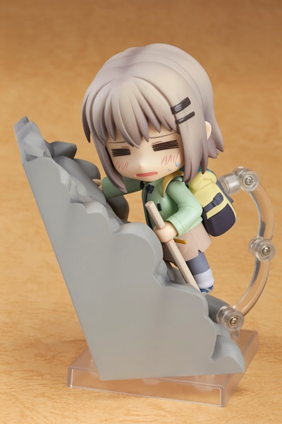 「ヘトヘト顔」で急勾配の斜面を登る「ねんどろいど 雪村あおい」。この角度、足を滑らせたらただではすまない。(c)しろ/アース・スターエンターテインメント/「ヤマノススメ」製作委員会