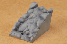 「ねんどろいど 雪村あおい」に付属する「山の斜面」。(c)しろ/アース・スターエンターテインメント/「ヤマノススメ」製作委員会