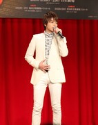 L役の小池徹平。