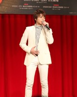 L役の小池徹平。