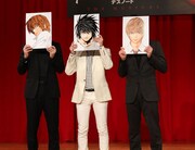 それぞれが演じるキャラクターの原作イラストを掲げた3人。