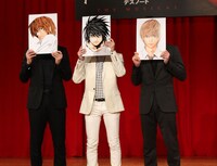 それぞれが演じるキャラクターの原作イラストを掲げた3人。