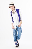 「シャツワンピース 槙島聖護イメージモデル」の着用例。(c)サイコパス製作委員会