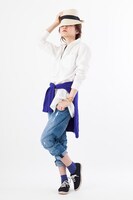 「シャツワンピース 槙島聖護イメージモデル」の着用例。(c)サイコパス製作委員会