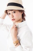 「本革ブレスレット 槙島聖護モデル」の着用例。(c)サイコパス製作委員会