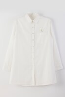 「シャツワンピース 槙島聖護イメージモデル」(c)サイコパス製作委員会