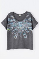 「ドルマンカットソー 狡噛慎也イメージモデル」(c)サイコパス製作委員会