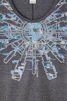 「ドルマンカットソー 狡噛慎也イメージモデル」(c)サイコパス製作委員会