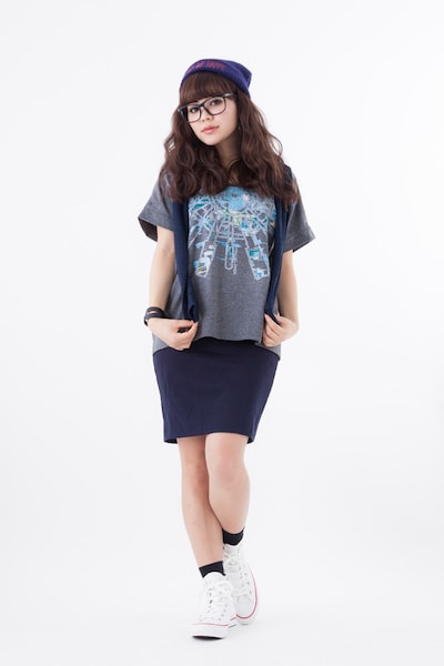 「ドルマンカットソー 狡噛慎也イメージモデル」の着用例。(c)サイコパス製作委員会