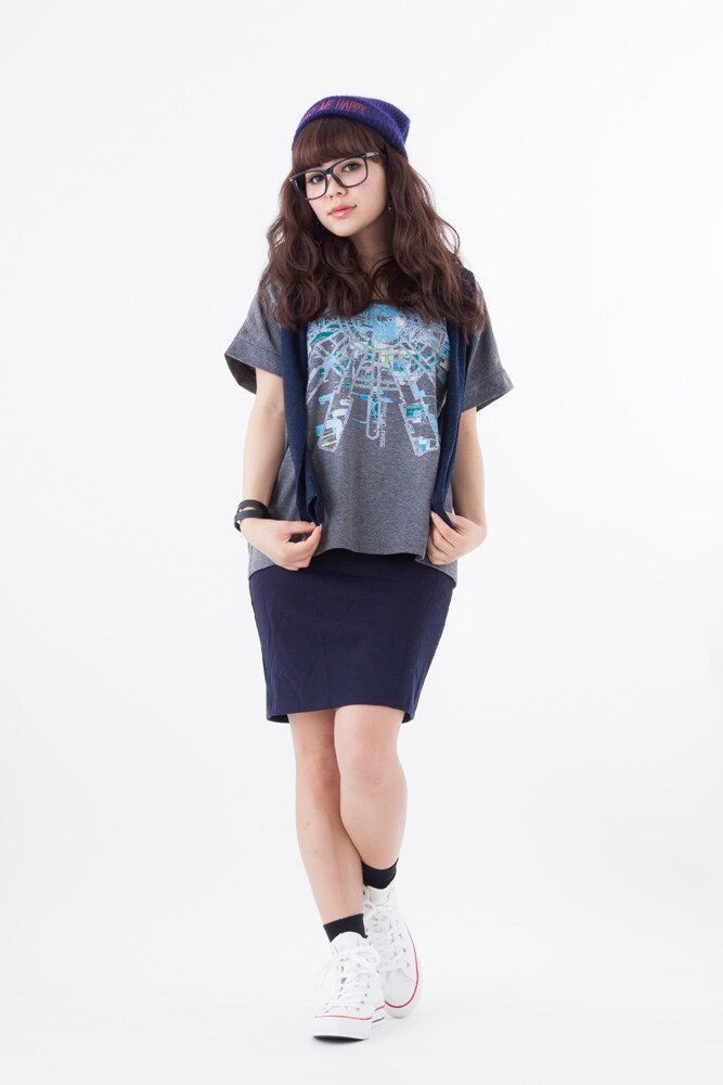 「ドルマンカットソー 狡噛慎也イメージモデル」の着用例。(c)サイコパス製作委員会