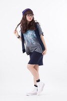 「ドルマンカットソー 狡噛慎也イメージモデル」の着用例。(c)サイコパス製作委員会