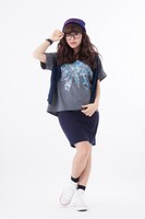 「ドルマンカットソー 狡噛慎也イメージモデル」の着用例。(c)サイコパス製作委員会