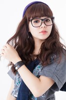 「本革ブレスレット  狡噛慎也モデル」の着用例。(c)サイコパス製作委員会