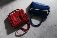 写真左よりエドワード・エルリックモデルのサッチェルバッグ、ロイ・マスタングモデルのボストンバッグ。(c)Hiromu Arakawa/SQUARE ENIX