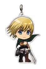 L賞：アクリルプレートチャームの1種。(c)諫山創・講談社/「進撃の巨人」製作委員会