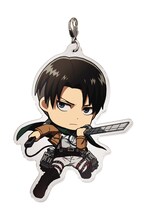 L賞：アクリルプレートチャームの1種。(c)諫山創・講談社/「進撃の巨人」製作委員会