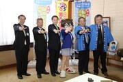 左から羽場恭一・鳥取市副市長、松本昭夫・北栄町長、平井伸治・鳥取県知事、コナン、藤縄匡伸・鳥取空港の利用を促進する懇話会会長（鳥取商工会議所会頭）、大谷芳徳・同懇話会幹事長（鳥取商工会議所専務理事）。