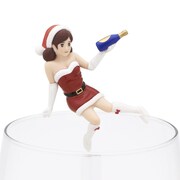 「コップのフチ子」クリスマスバージョン、ワイングラスにひっかけて乾杯