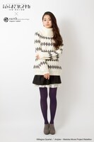 暁美ほむらのコスチュームをイメージしたダイヤ柄ニットプルオーバーと、フリル付きのスカートを合わせた小悪魔コーデ。