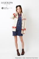 佐倉杏子をイメージしたリンゴジャガードのカウチンニットに、杏子カラーのチェックシャツとサロペットを合わせたボーイッシュスタイル。