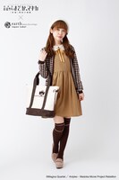 巴マミの髪飾りがモチーフになっている花柄の刺繍が入った衿レース付きワンピースと、ポケットからべべが顔を出すチェック柄カーデを合わせたグッドガールスタイル。