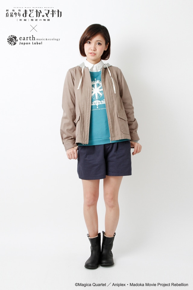 美樹さやかをイメージした“円環の理”の紋章プリント入りプルオーバーと、さやかの髪飾りのマークが衿に入ったシャツをパーカ付きブルゾンと合わせたカジュアルスタイル。