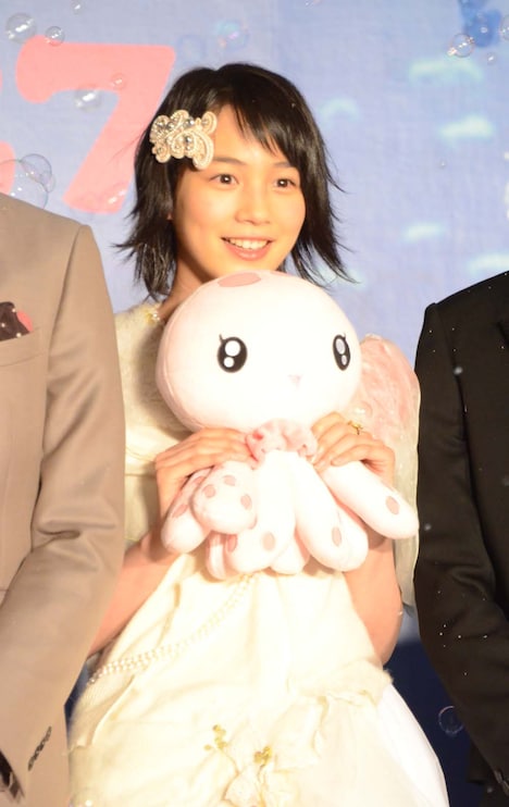 クララとともに登場した能年玲奈。