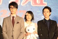 左から童貞エリートの鯉渕修ことシュウシュウを演じた長谷川博己、クラゲオタクの倉下月海役・能年玲奈、女装男子の鯉淵蔵之介を演じた菅田将暉。