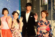 左からまやや役の太田莉菜、ジジ役の篠原ともえ、花森役の速水もこみち、原作者の東村アキコ。