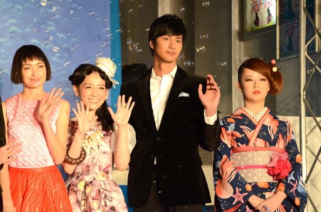 （左から）まやや役の太田莉菜、ジジ役の篠原ともえ、花森役の速水もこみち、原作者の東村アキコ。