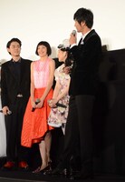 クラゲの調理方法を説明する速水もこみち。