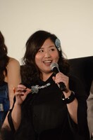 ネックレスがクラゲをモチーフにしていると語る馬場園梓。