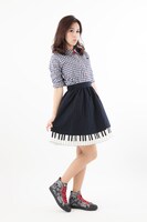 「EVASTOREオリジナル貞本義行コミックコラージュ柄スニーカー」の着用イメージ。(c)カラー