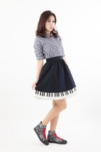 「EVASTOREオリジナル貞本義行コミックコラージュ柄スニーカー」の着用イメージ。(c)カラー