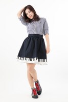 「EVASTOREオリジナル貞本義行コミックコラージュ柄スニーカー」の着用イメージ。(c)カラー