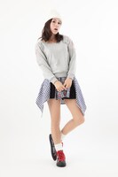 「EVASTOREオリジナル貞本義行コミックコラージュ柄スニーカー」の着用イメージ。(c)カラー