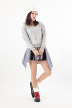 「EVASTOREオリジナル貞本義行コミックコラージュ柄スニーカー」の着用イメージ。(c)カラー