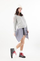 「EVASTOREオリジナル貞本義行コミックコラージュ柄スニーカー」の着用イメージ。(c)カラー