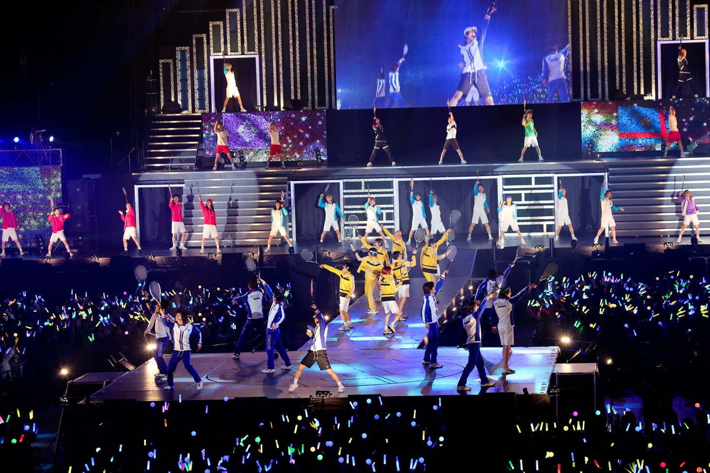 「ミュージカル『テニスの王子様』コンサート Dream Live 2014」の様子。総勢56名のキャストが出演した。(c)許斐 剛／集英社・NAS・新テニスの王子様プロジェクト (c)許斐 剛／集英社・テニミュ製作委員会