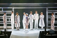 青学メンバーはコンサート終盤、白を基調とした衣装で登場した。(c)許斐 剛／集英社・NAS・新テニスの王子様プロジェクト (c)許斐 剛／集英社・テニミュ製作委員会