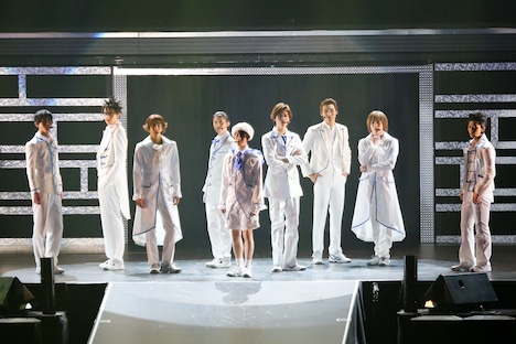 青学メンバーはコンサート終盤、白を基調とした衣装で登場した。(c)許斐 剛/集英社・NAS・新テニスの王子様プロジェクト (c)許斐 剛/集英社・テニミュ製作委員会