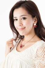 「魔法騎士レイアースネックレス獅堂 光モデル」をモデルが着用した様子。(c)CLAMP・ShigatsuTsuitachi CO.,LTD./講談社