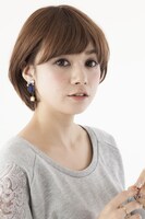 「魔法騎士レイアースイヤリング龍咲 海モデル」をモデルが着用した様子。(c)CLAMP・ShigatsuTsuitachi CO.,LTD./講談社